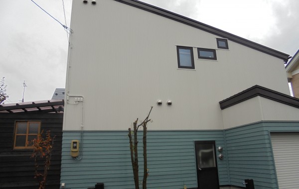 秋田市泉　M様邸（外壁塗装色：２階ND102、１階ND050、屋根塗装色：チョコレート）