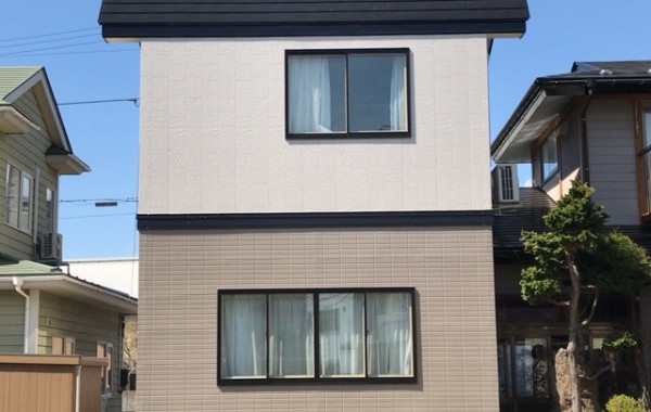 秋田市楢山　K様邸（外壁塗装色：２階ND373、１階ND375、屋根塗装色：ブラック）