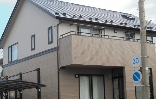 秋田市泉　N様邸（外壁塗装色：２階ND322、１階ND342、屋根塗装色：ブラック）