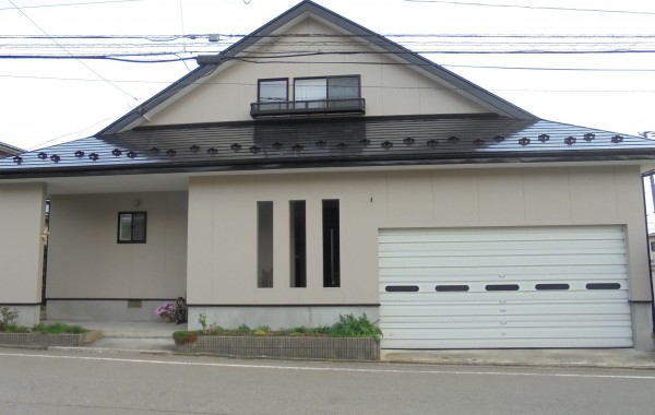 秋田市下北手N様邸　外壁塗装色：ND152、屋根塗装色：ブラック