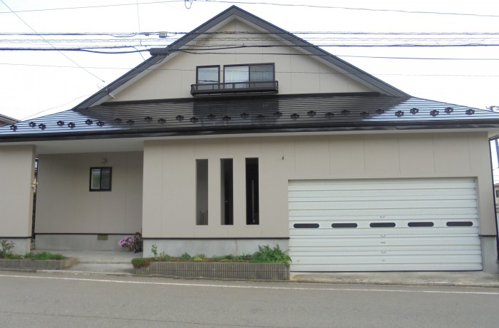 秋田市下北手N様邸　外壁塗装色：ND152、屋根塗装色：ブラック