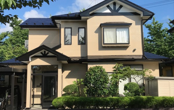 秋田市新屋I様邸　外壁塗装色：ND376、目地：ND012、屋根塗装色：ブラック