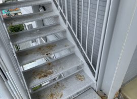 サンハロー秋田駅前様　非常階段塗装　着工しました