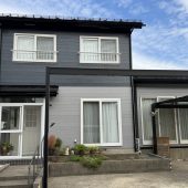 秋田市濁川 I様邸　外壁塗装・屋根塗装　（外壁塗装色：2階チャコールグレー・1階ND-012、屋根塗装色：ブラック）
