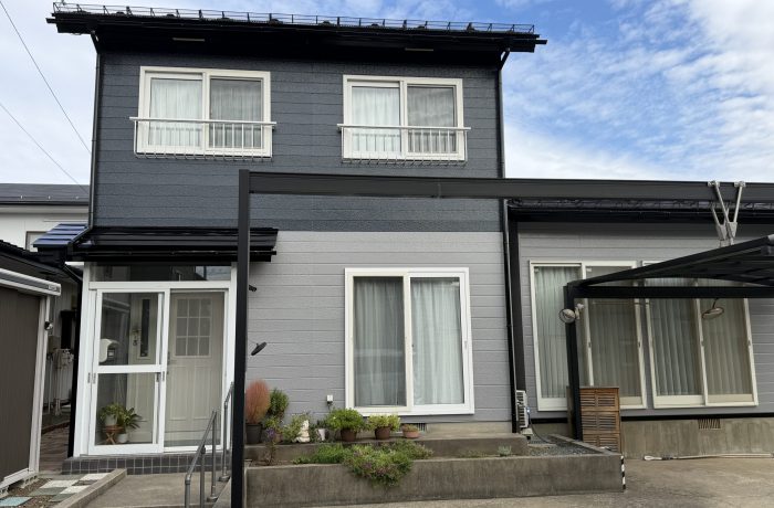 秋田市濁川 I様邸　外壁塗装・屋根塗装　（外壁塗装色：2階チャコールグレー・1階ND-012、屋根塗装色：ブラック）