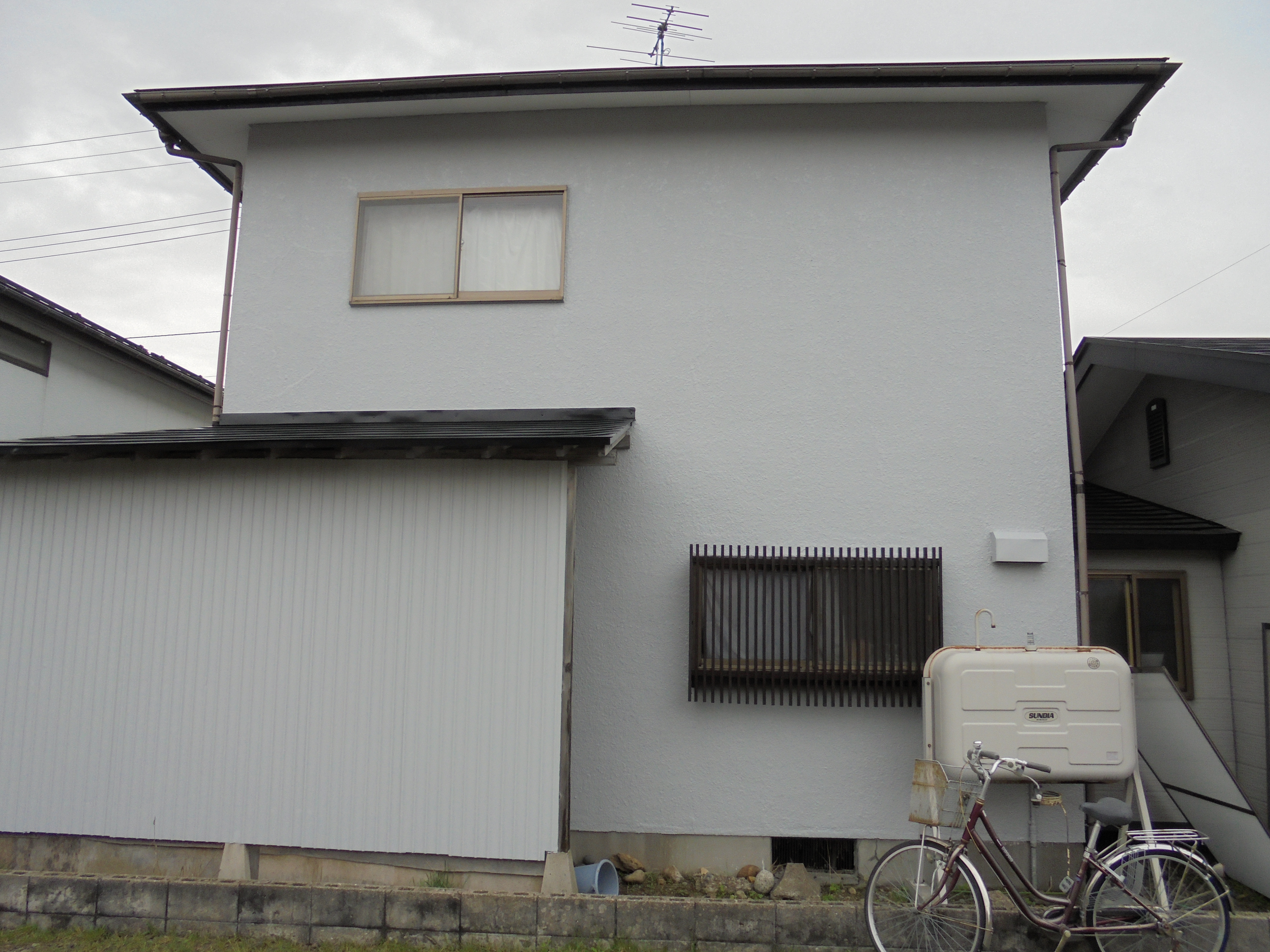 施工後 外壁塗装色ND401 屋根塗装色ブラック