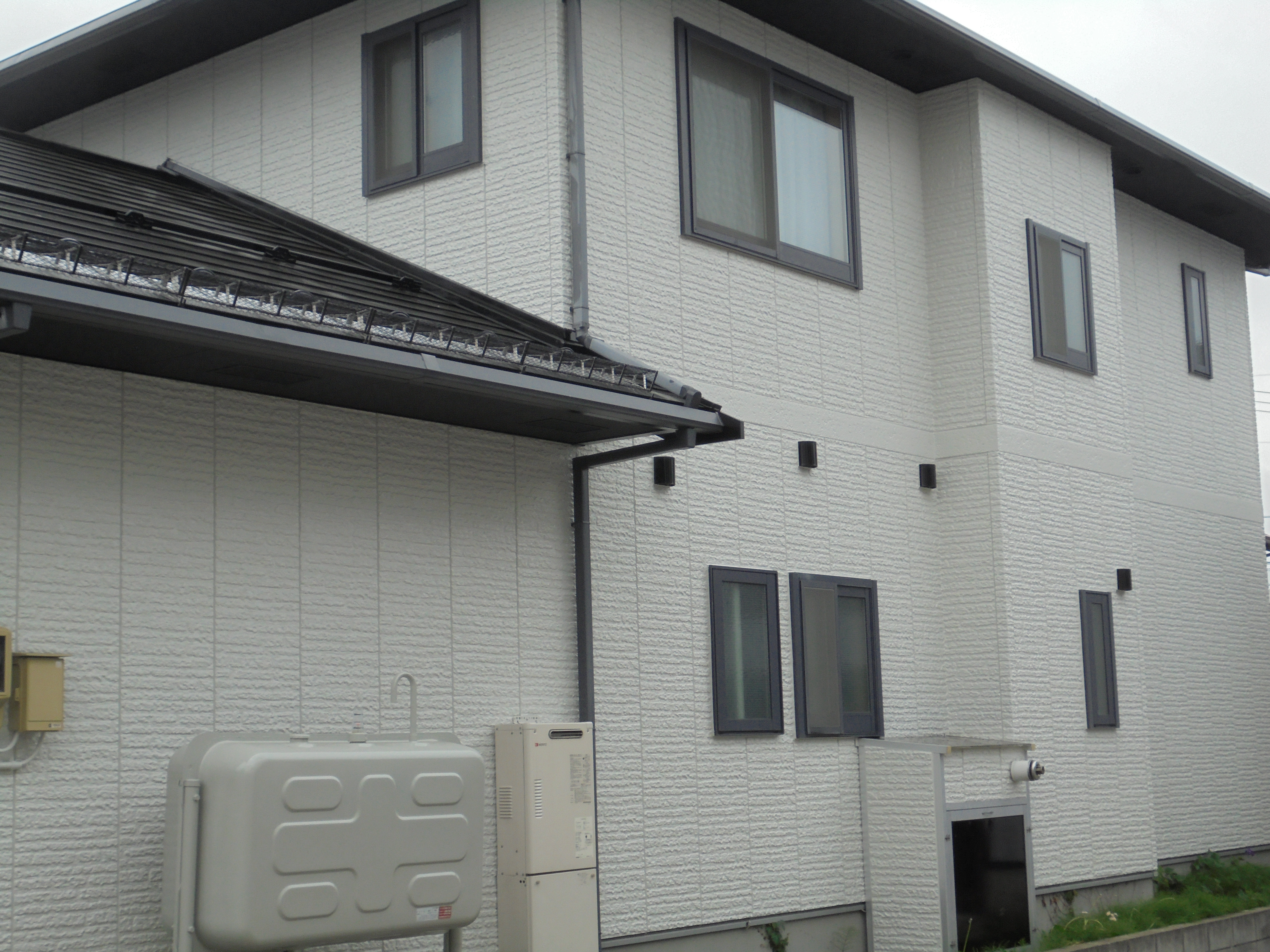 施工後 外壁塗装色:ND102  屋根塗装色:ブラック