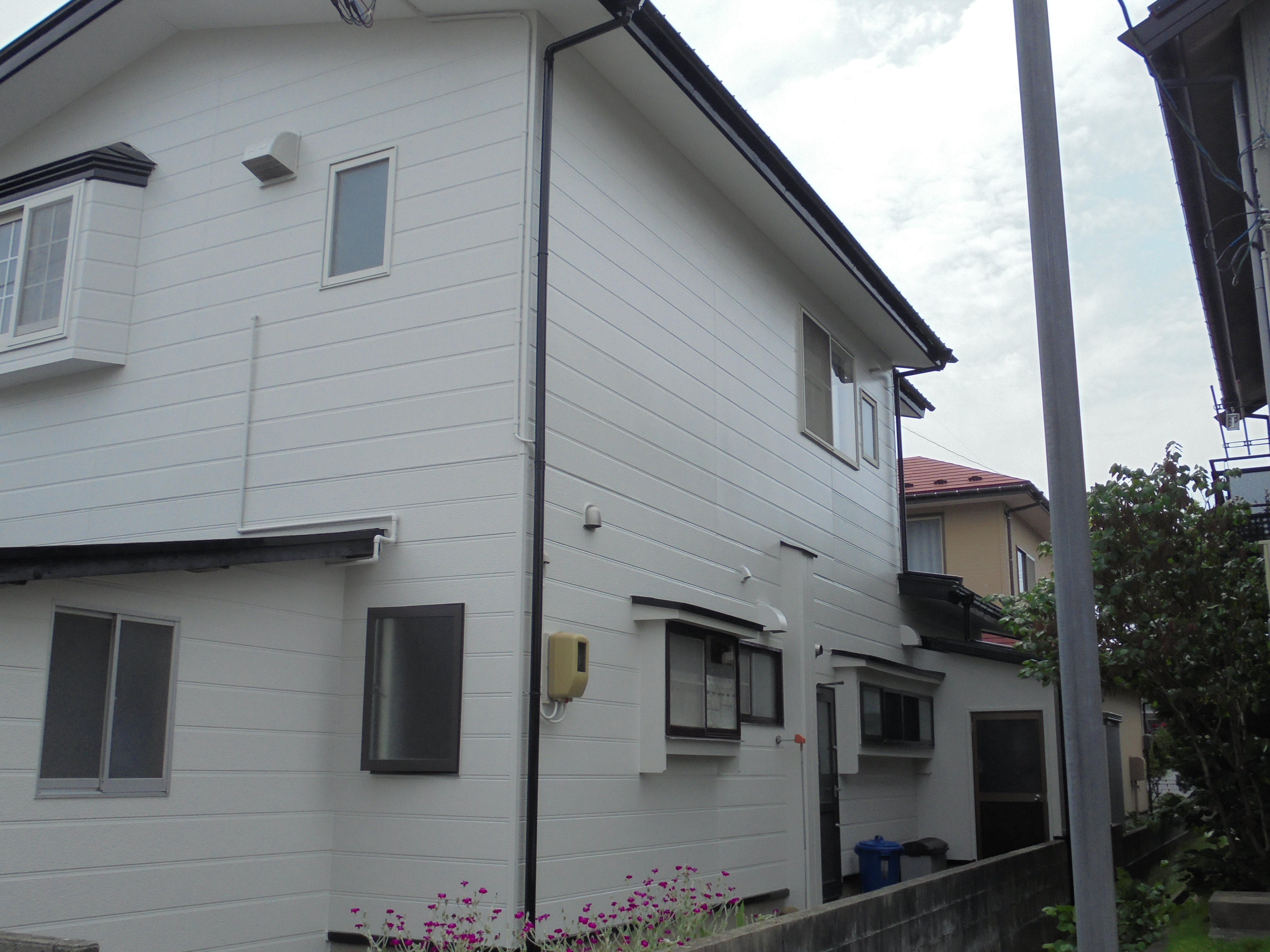 施工後 外壁塗装色ND102 屋根塗装色ブラック