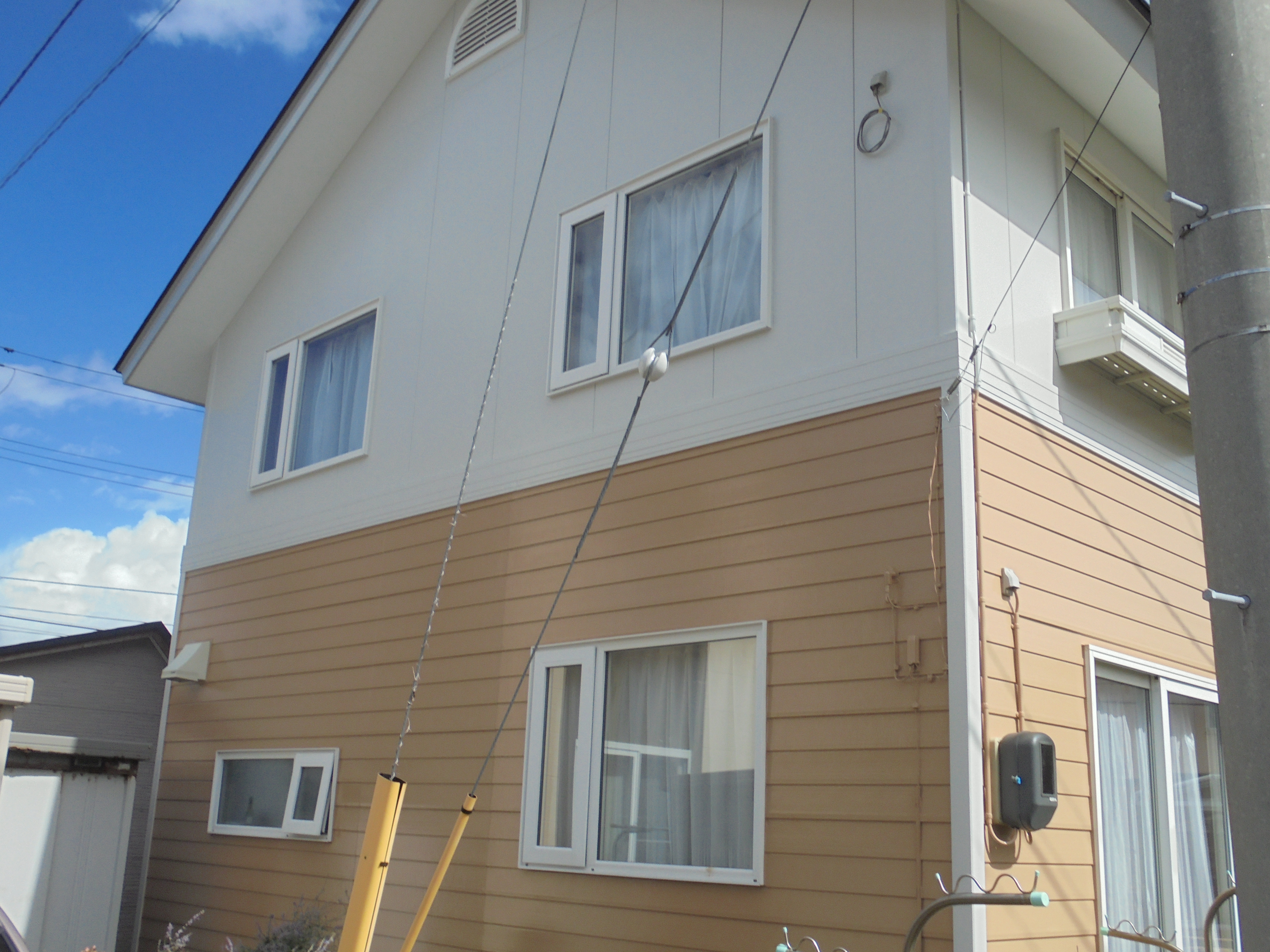 施工後   外壁塗装色:2階ND102、1階ND343、屋根塗装色:チョコレート