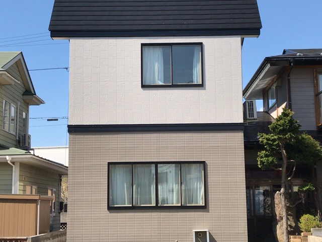 施工後  外壁塗装色:2階ND373、1階ND375、屋根塗装色:ブラック)