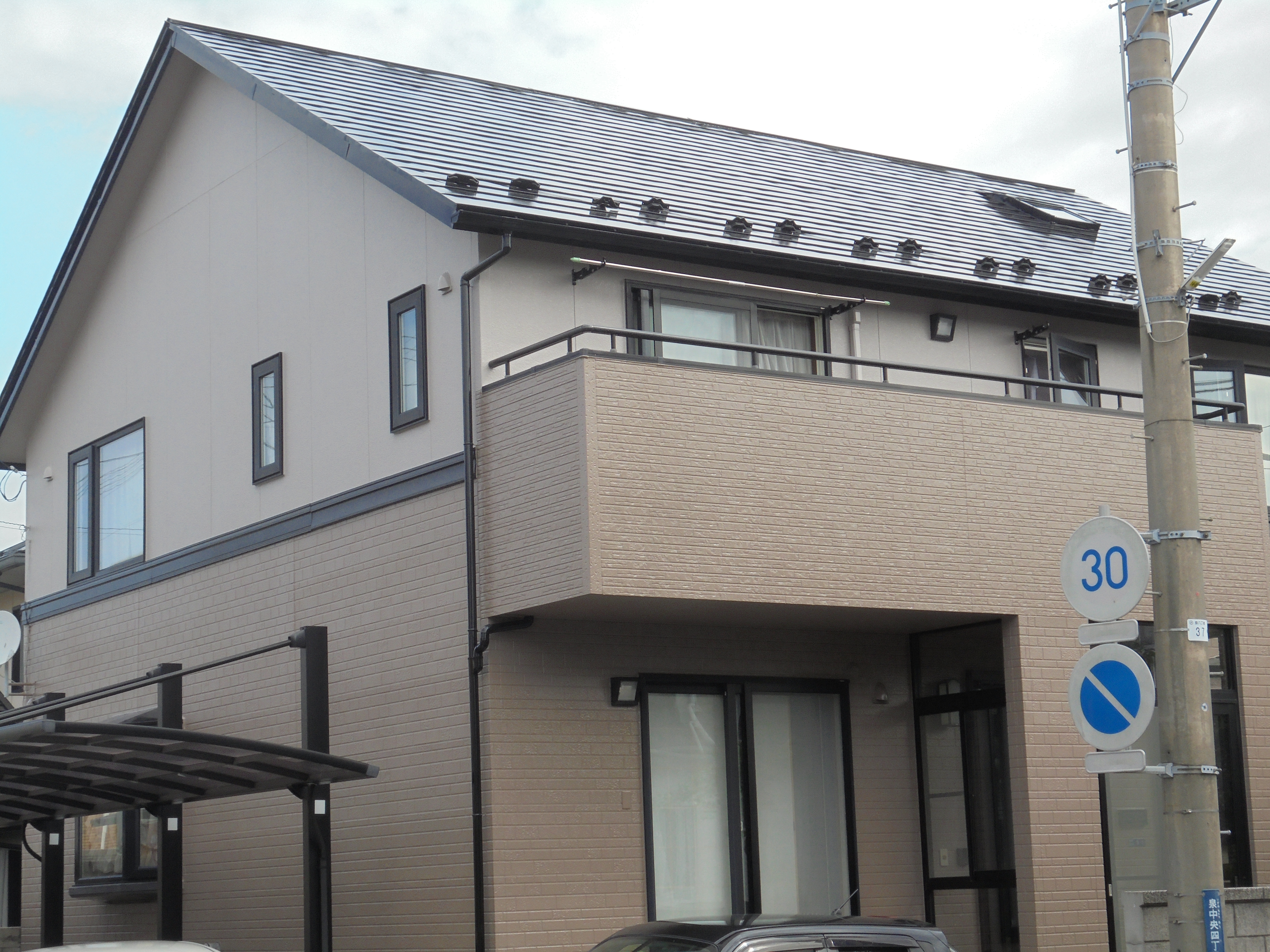 施工後外壁塗装色:2階ND322、1階ND342、屋根塗装色:ブラック