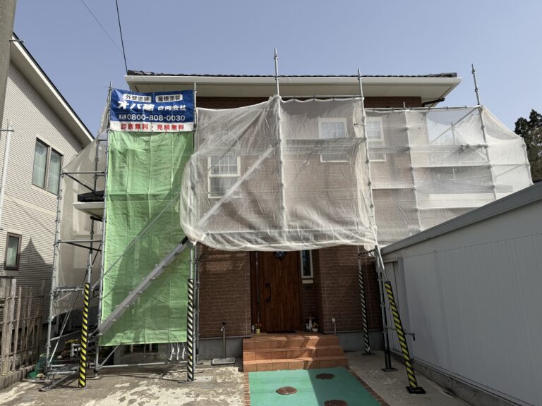 秋田市桜台Y様邸のコーキング打ち替え工事、屋根付帯塗装（軒天井・破風・雨樋）が着工しました